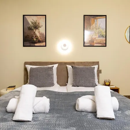 Desi's | Large 3br Next To Old Town & Kapana
